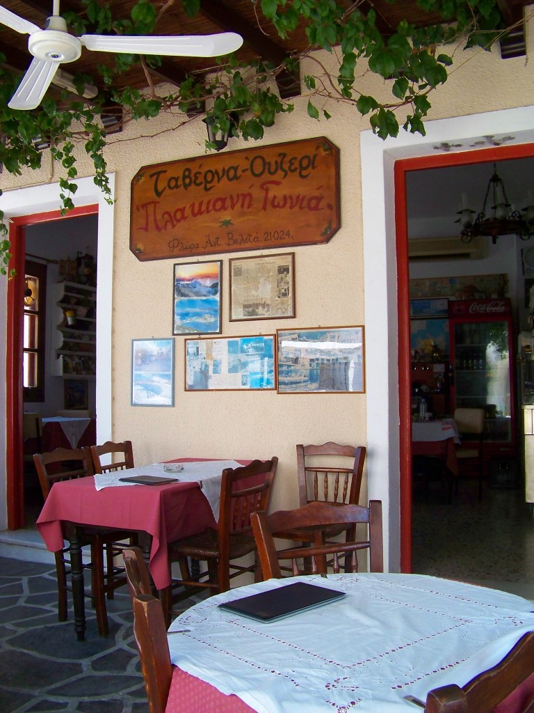 La taverne et ouzerie "Plakiani Gonia".
